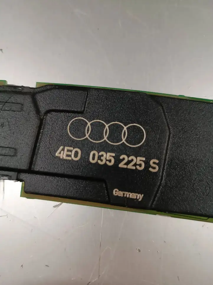 Audi A8 S8 D3 4E (2002 - 2005) 4E0035225S Усилитель антенны — фото 4
