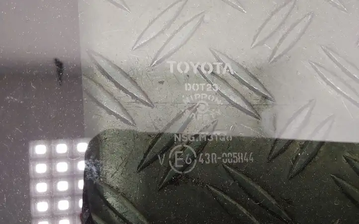 Toyota RAV 4 (XA40) (2012 - 2018) Заднее боковое стекло — фото 2
