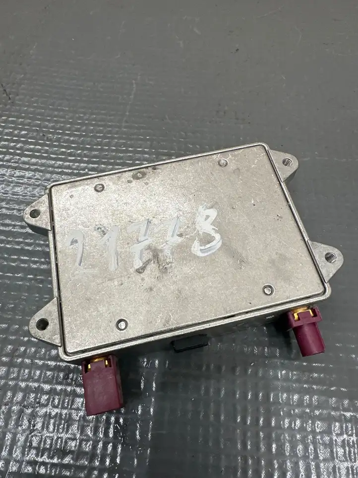 Audi A3/S3 8P (2008 - 2013) 8E0035456C Усилитель антенны — фото 2