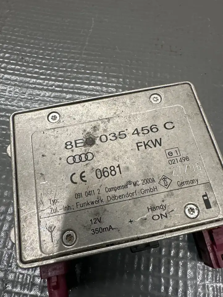 Audi A3/S3 8P (2008 - 2013) 8E0035456C Усилитель антенны — фото 3