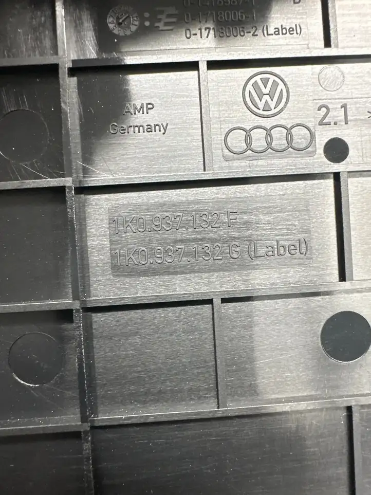 Volkswagen Tiguan (2007 - 2011) 1K0937132G Крышка ящика предохранителей — фото 3