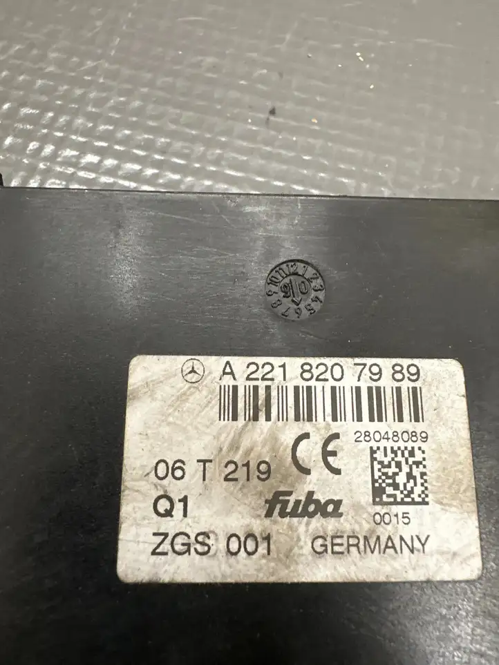 Mercedes-Benz S W221 (2005 - 2013) A2218207989 Усилитель антенны — фото 3