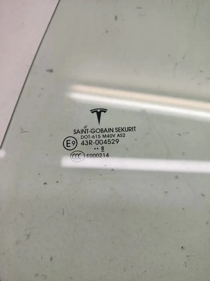 Tesla Model 3 (2017 - 2023) 43R004529 Стекло задней двери — фото 3