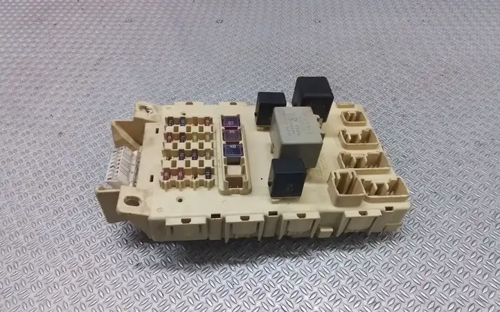 Toyota Yaris (1999 - 2003)   Блок предохранителей