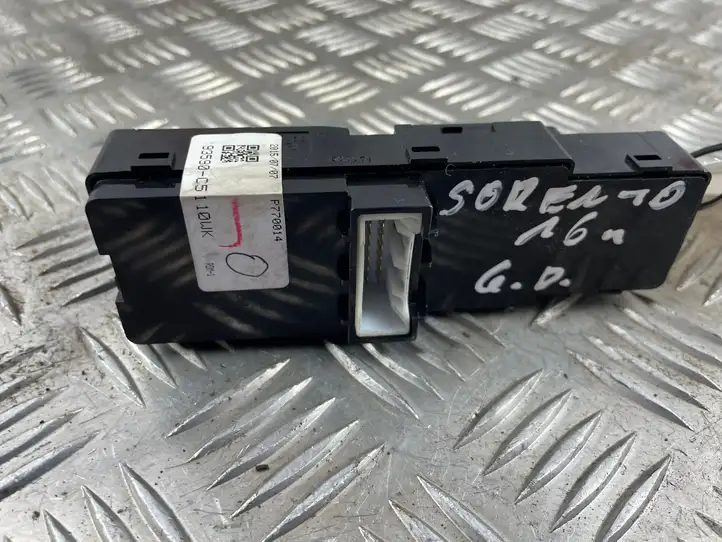 Kia Sorento (2014 - 2017) 93590C5110WK Кнопка стеклоподъемников — фото 5