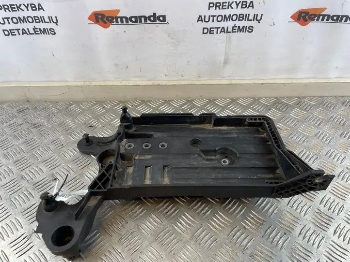 Volkswagen PASSAT B8 (2015 - ) 5Q0915321H Площадка аккумулятора — фото 3