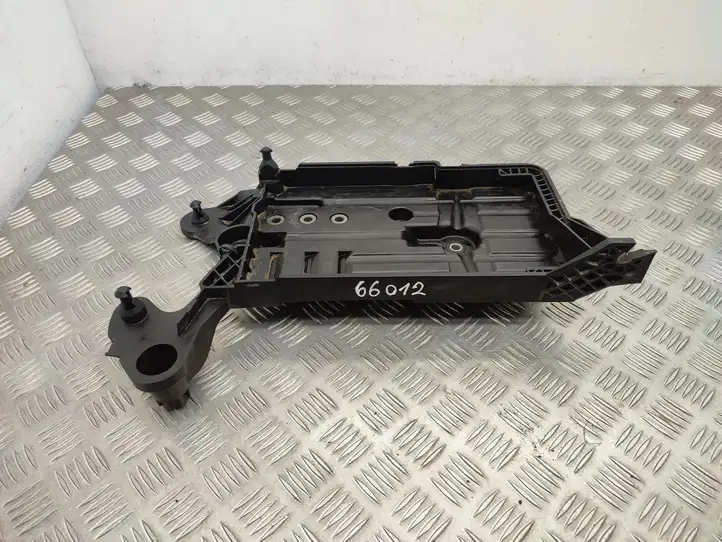 Volkswagen Golf VII (2013 - 2019) 5Q0915321J Площадка аккумулятора — фото 1
