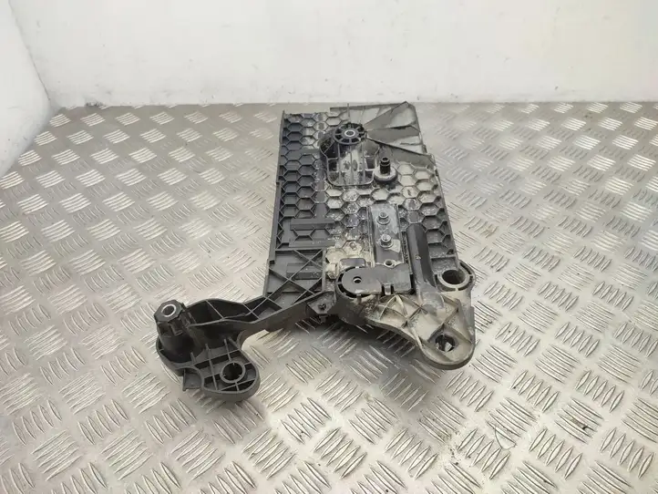 Volkswagen Golf VII (2013 - 2019) 5Q0915321J Площадка аккумулятора — фото 4