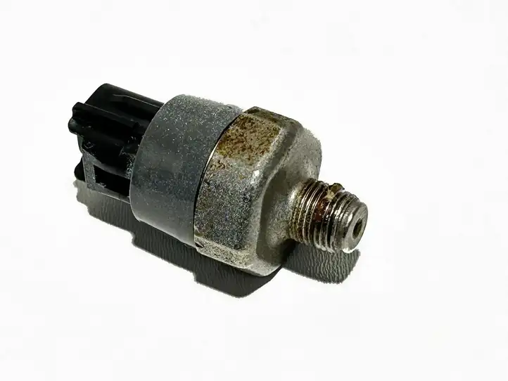 Toyota C-HR I (2016 - 2022) 8353012060 Датчик давления масла двигателя — фото 1