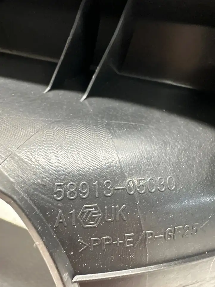 Toyota Avensis T270 (2015 - 2018) 5891305030 Прочие детали салона — фото 3