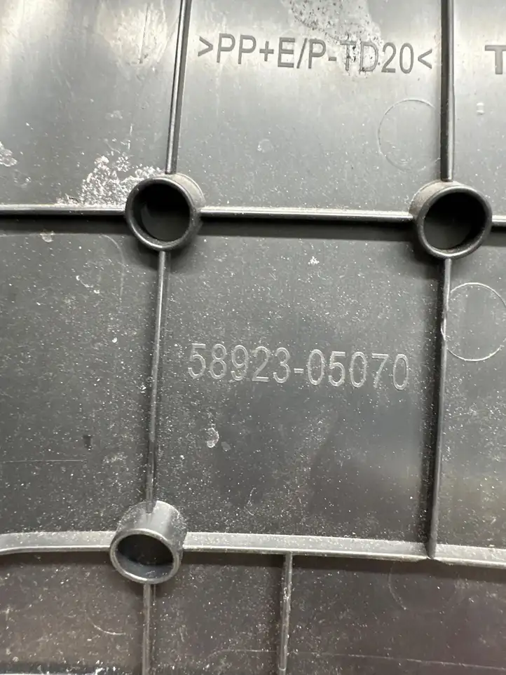 Toyota Avensis T270 (2015 - 2018) 5892305070 Прочие детали салона — фото 3