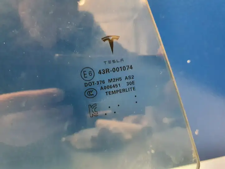 Tesla Model S (2012 - 2016) Стекло задней двери — фото 2