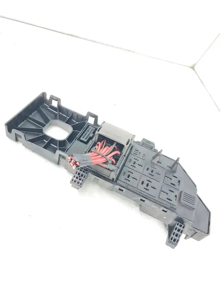 Opel Vectra (2005 - 2009)  13223679 Блок предохранителей