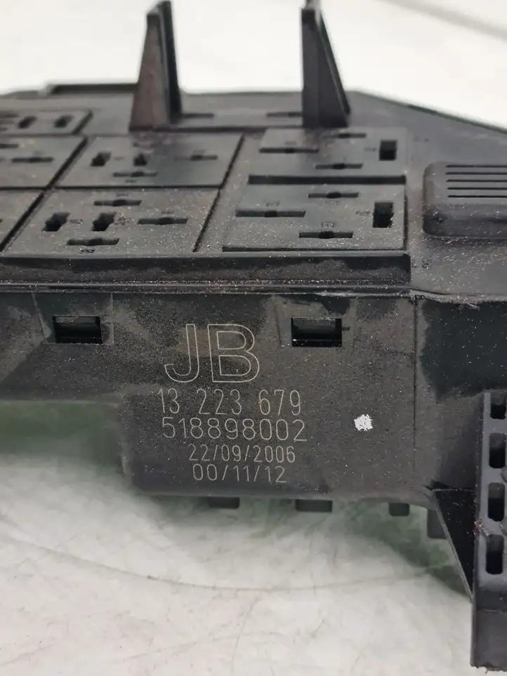 Opel Vectra (2005 - 2009)  13223679 Блок предохранителей