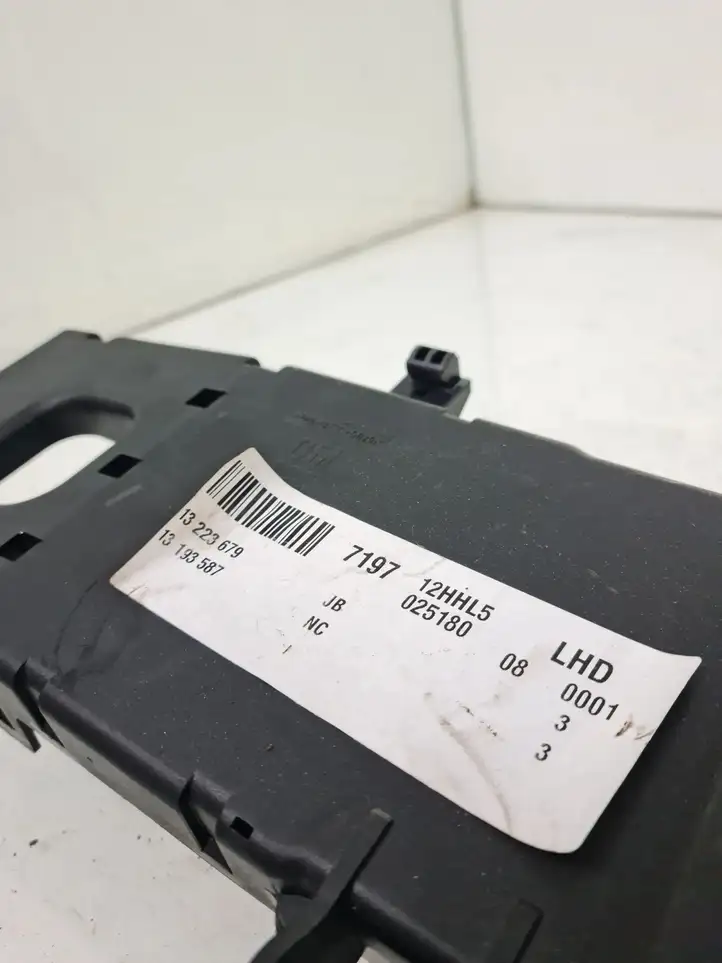 Opel Vectra (2005 - 2009)  13223679 Блок предохранителей