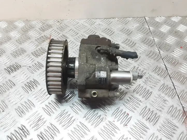 Toyota Corolla E120 E130 (2000 - 2004) 221000G010 Топливный насос — фото 1
