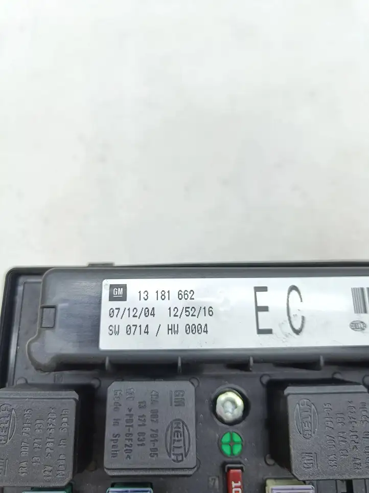 Opel Astra H (2004 - 2009) 13181662 Блок предохранителей — фото 3