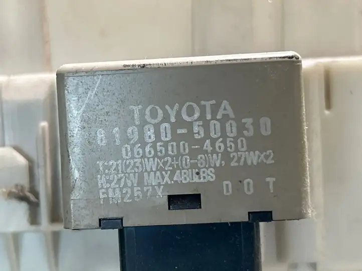 Toyota RAV 4 (XA20) (2000 - 2005) 8198050030 Блок предохранителей — фото 3