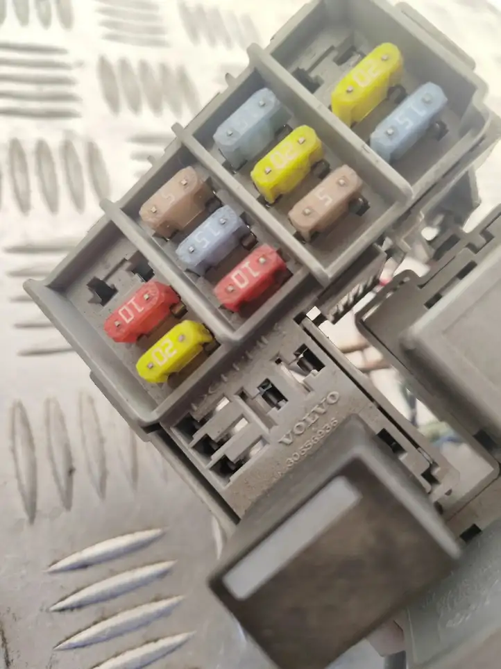 Volvo V70 (2004 - 2007) 8690698 Блок предохранителей — фото 5