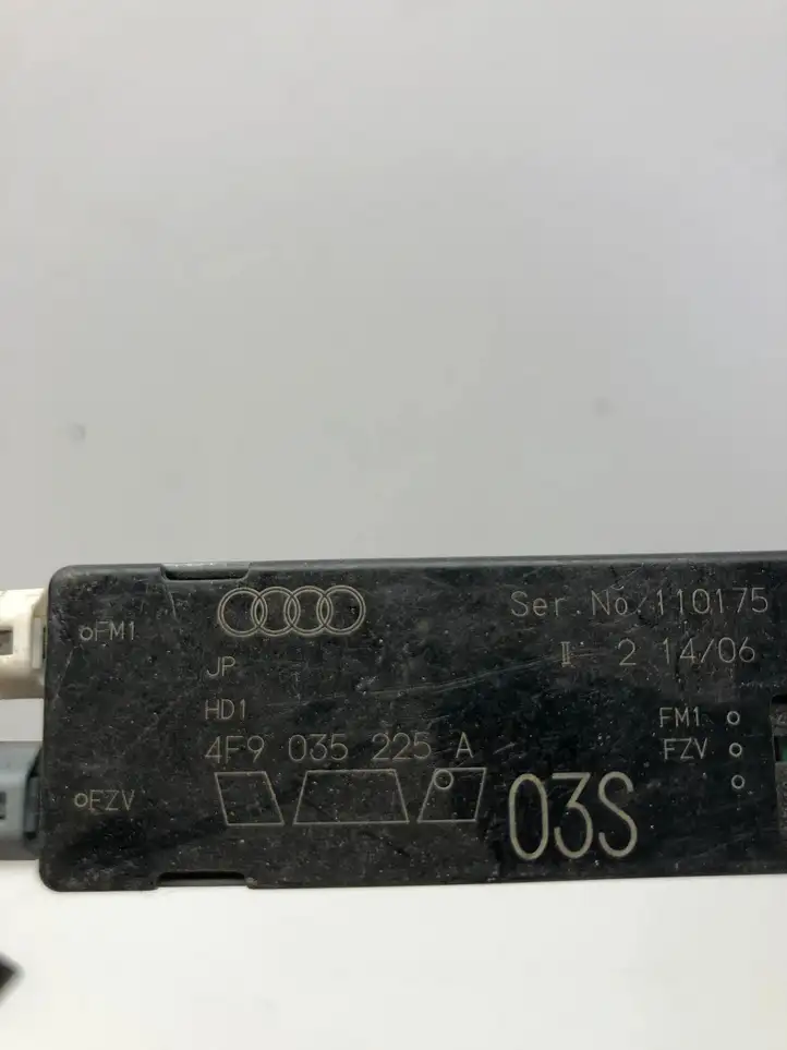 Audi A6 S6 C6 4F (2004 - 2008) 4F9035225A Усилитель антенны — фото 3