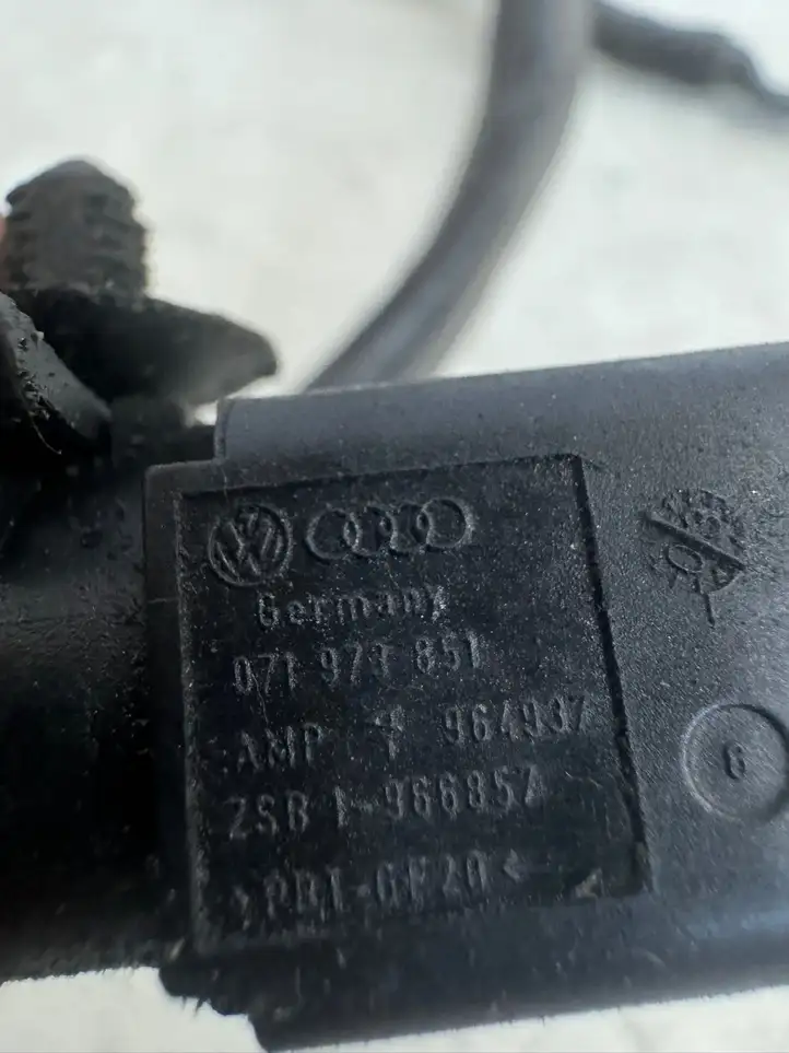 Audi A6 S6 C5 4B (2001 - 2004) 071973851 Плюсовой провод аккумулятора — фото 3