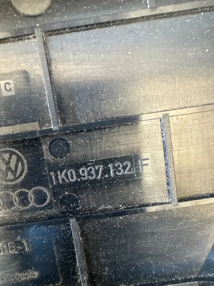 Volkswagen Golf Plus (2004 - 2008) 1k0937132f Крышка ящика предохранителей — фото 2