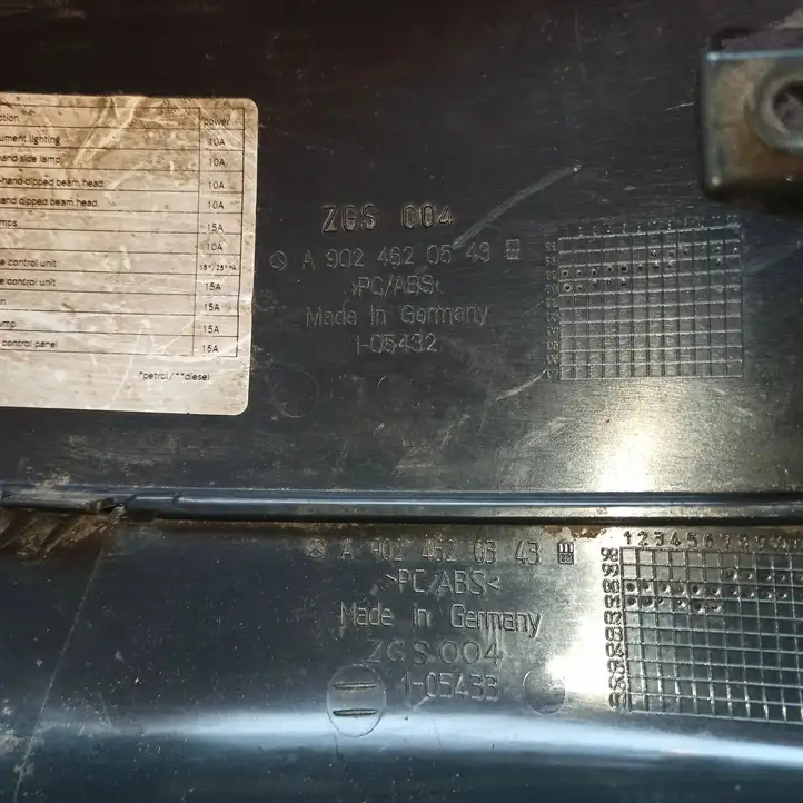 Mercedes-Benz Sprinter W901 W902 W903 W904 (1995 - 2007) a9024620543 Крышка ящика предохранителей — фото 3