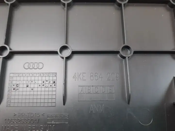 Audi e-tron (2018 - ) Крышка ящика предохранителей — фото 4