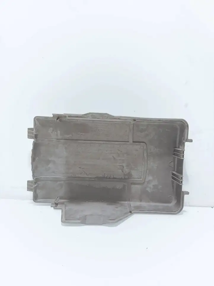 Volkswagen PASSAT B6 (2005 - 2010) 1K0915443C Крышка ящика аккумулятора — фото 4