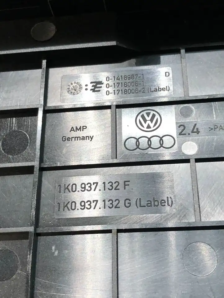 Volkswagen PASSAT B6 (2005 - 2010) 1K0937132G Крышка ящика предохранителей — фото 4