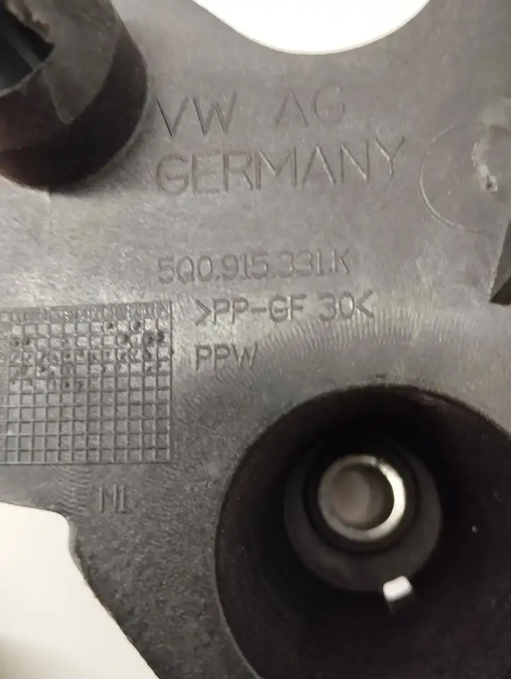 Audi A3/S3 8V (2016 - 2020) 5Q0915331K Площадка аккумулятора — фото 3