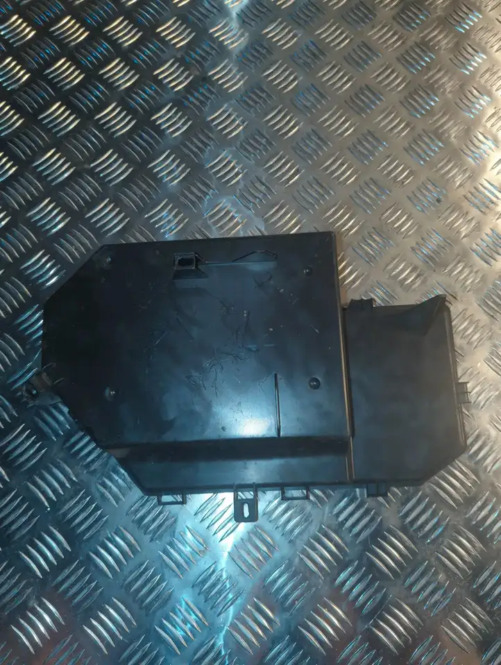 Audi A6 S6 C6 4F (2004 - 2008) 4F0035619 Крышка ящика предохранителей — фото 4