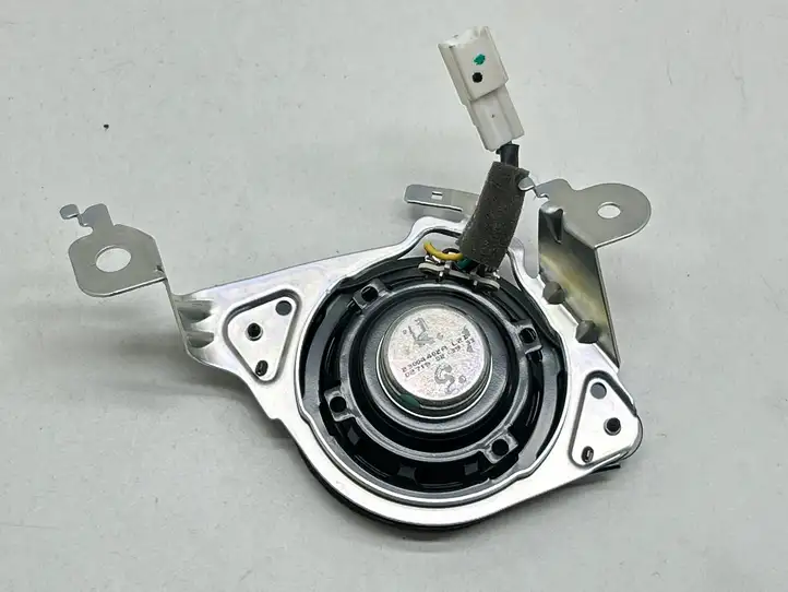 Toyota Land Cruiser (J150) (2009 - ) 8615060220 Твитер задних дверей — фото 4
