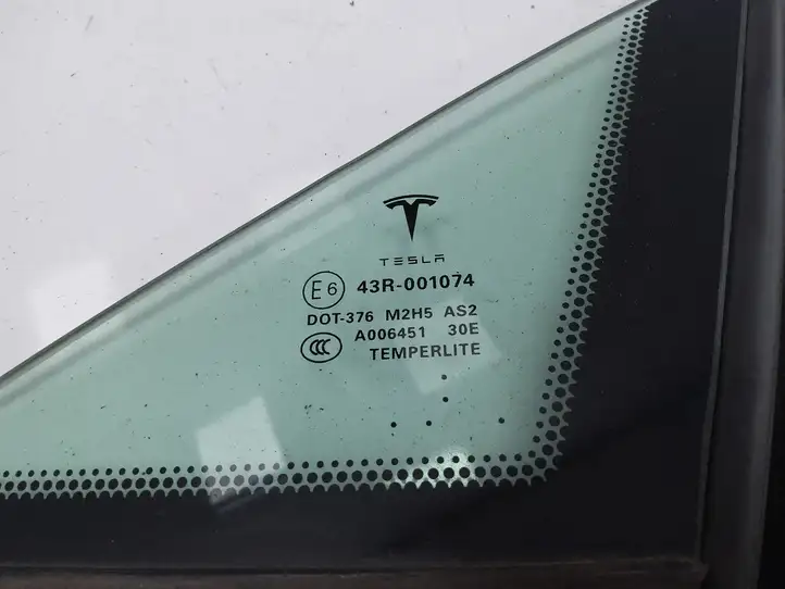 Tesla Model S (2012 - 2016) A006451 Форточка двери — фото 2