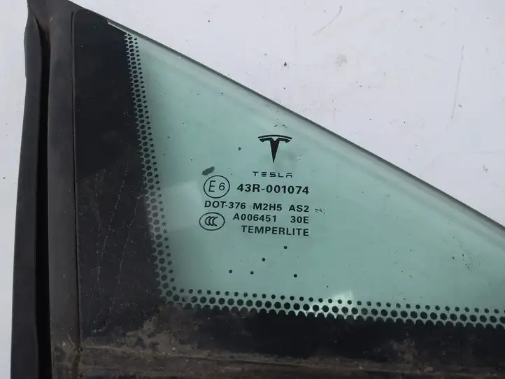 Tesla Model S (2012 - 2016) A006451 Форточка двери — фото 2