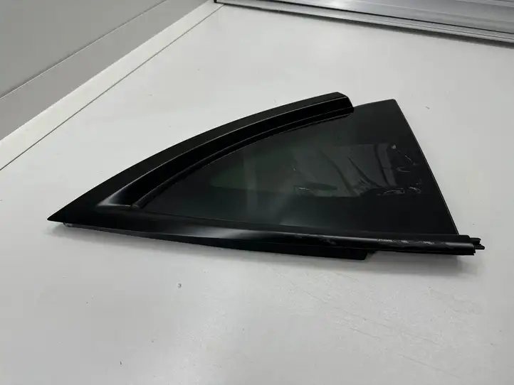 Tesla Model Y (2019 - 2024) 160080800A Заднее боковое стекло — фото 1