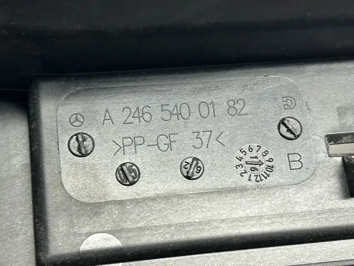 Mercedes-Benz CLA C117,X117,W117 (2013 - 2019) A2465400182 Крышка ящика предохранителей — фото 3