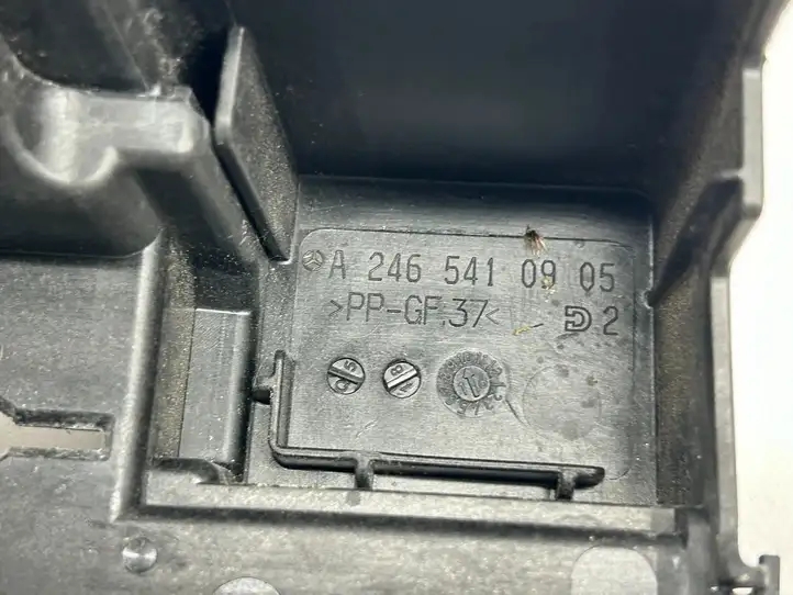Mercedes-Benz CLA C117,X117,W117 (2013 - 2019) A2465400182 Крышка ящика предохранителей — фото 4