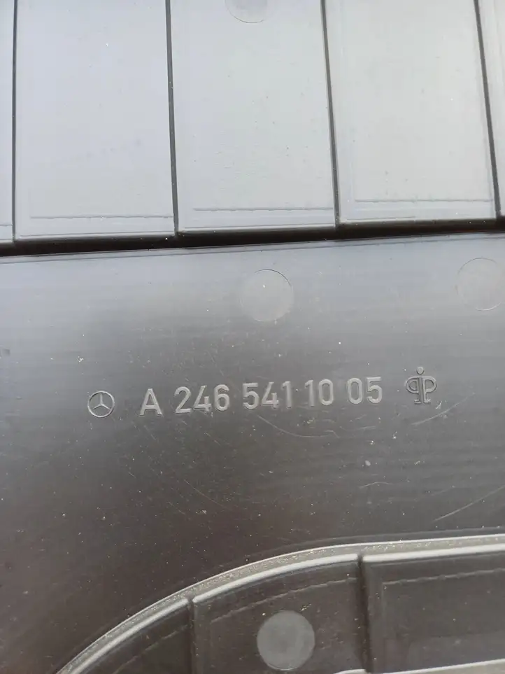 Mercedes-Benz CLA C117,X117,W117 (2013 - 2019) A2465411005 Крышка ящика аккумулятора — фото 4
