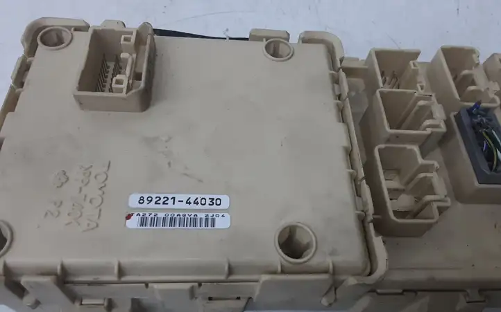 Toyota Avensis Verso (2001 - 2004) 8922144030 Блок предохранителей — фото 3