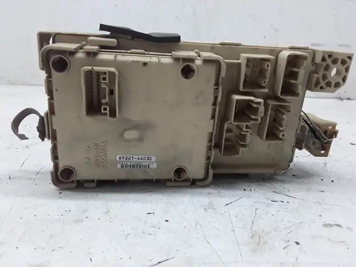 Toyota Avensis Verso (2001 - 2004) 8922144030 Блок предохранителей — фото 2