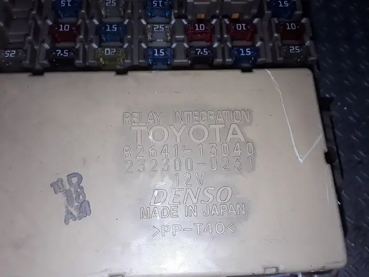 Toyota Corolla Verso E121 (2001 - 2004) 8264113040 Блок предохранителей — фото 2