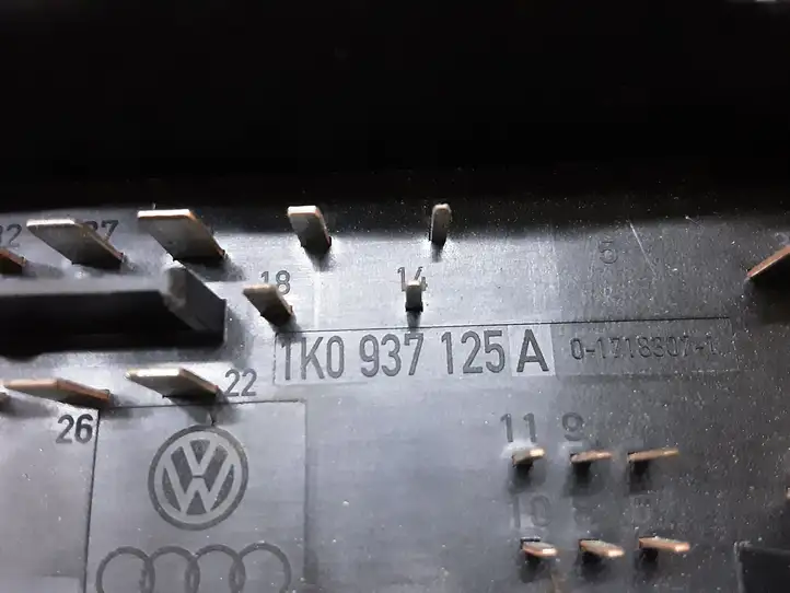 Skoda Octavia Mk2 (1Z) (2004 - 2013)  1K0937125A Блок предохранителей