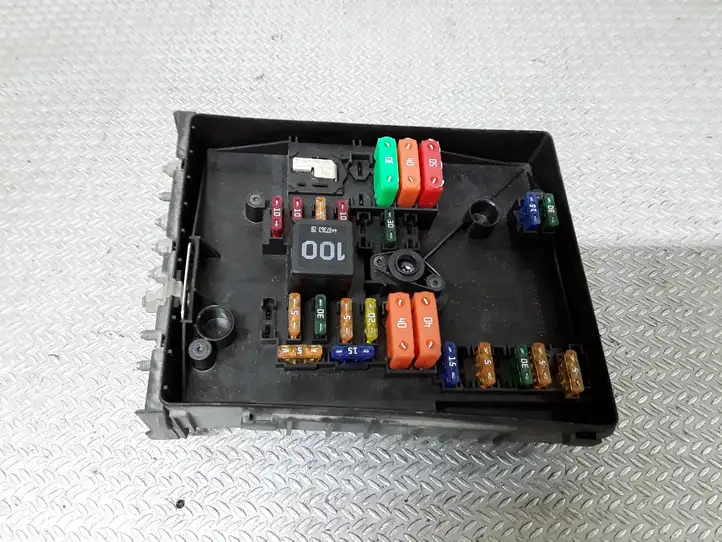 Volkswagen Caddy (2004 - 2010)  1K0937125A Ящик предохранителей (комплект)