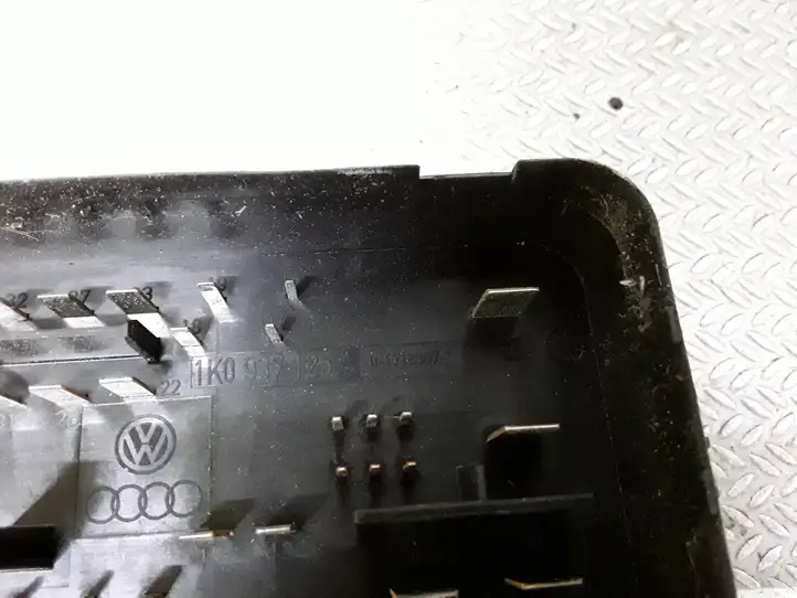 Volkswagen Caddy (2004 - 2010)  1K0937125A Ящик предохранителей (комплект)