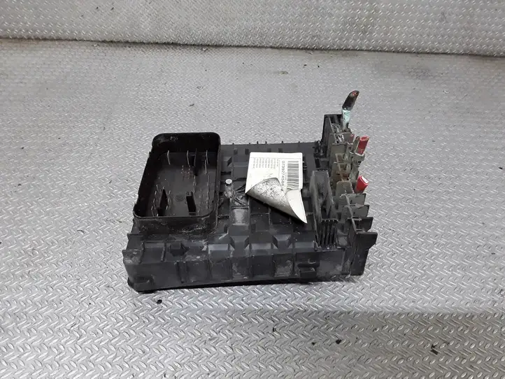 Volkswagen Caddy (2004 - 2010)  1K0937125A Ящик предохранителей (комплект)