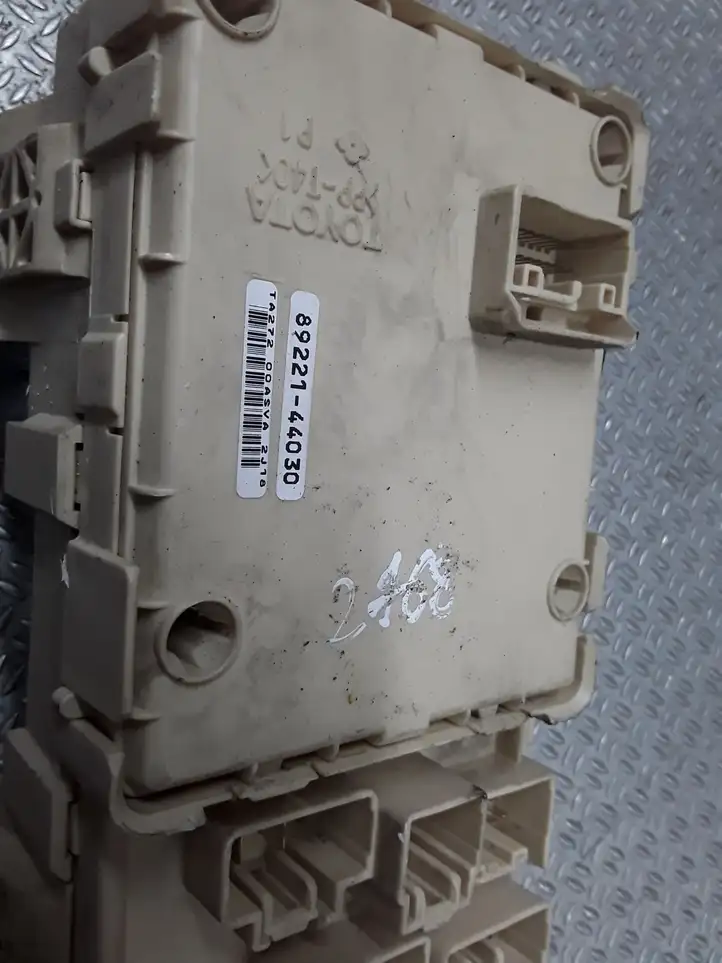 Toyota Avensis Verso (2004 - 2009) 8922144030 Блок предохранителей — фото 3