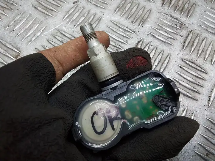 Lexus RX 450H (2015 - 2019) 10R048207 Датчик давления шин — фото 2