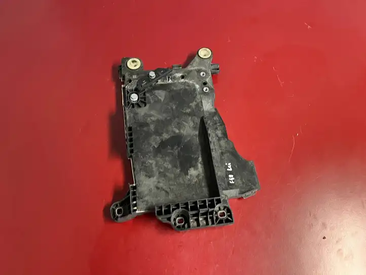 BMW X1 F48 F49 (2015 - 2022)  9386604 Платформа крепления аккумулятора