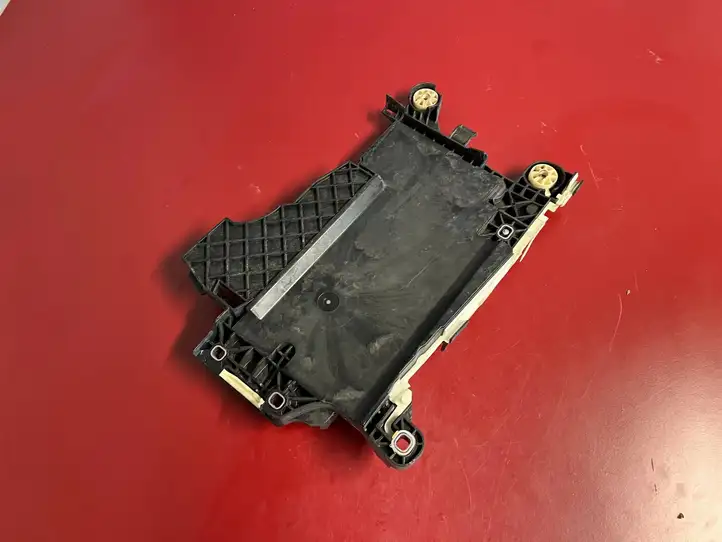 BMW X1 F48 F49 (2015 - 2022)  9386604 Платформа крепления аккумулятора